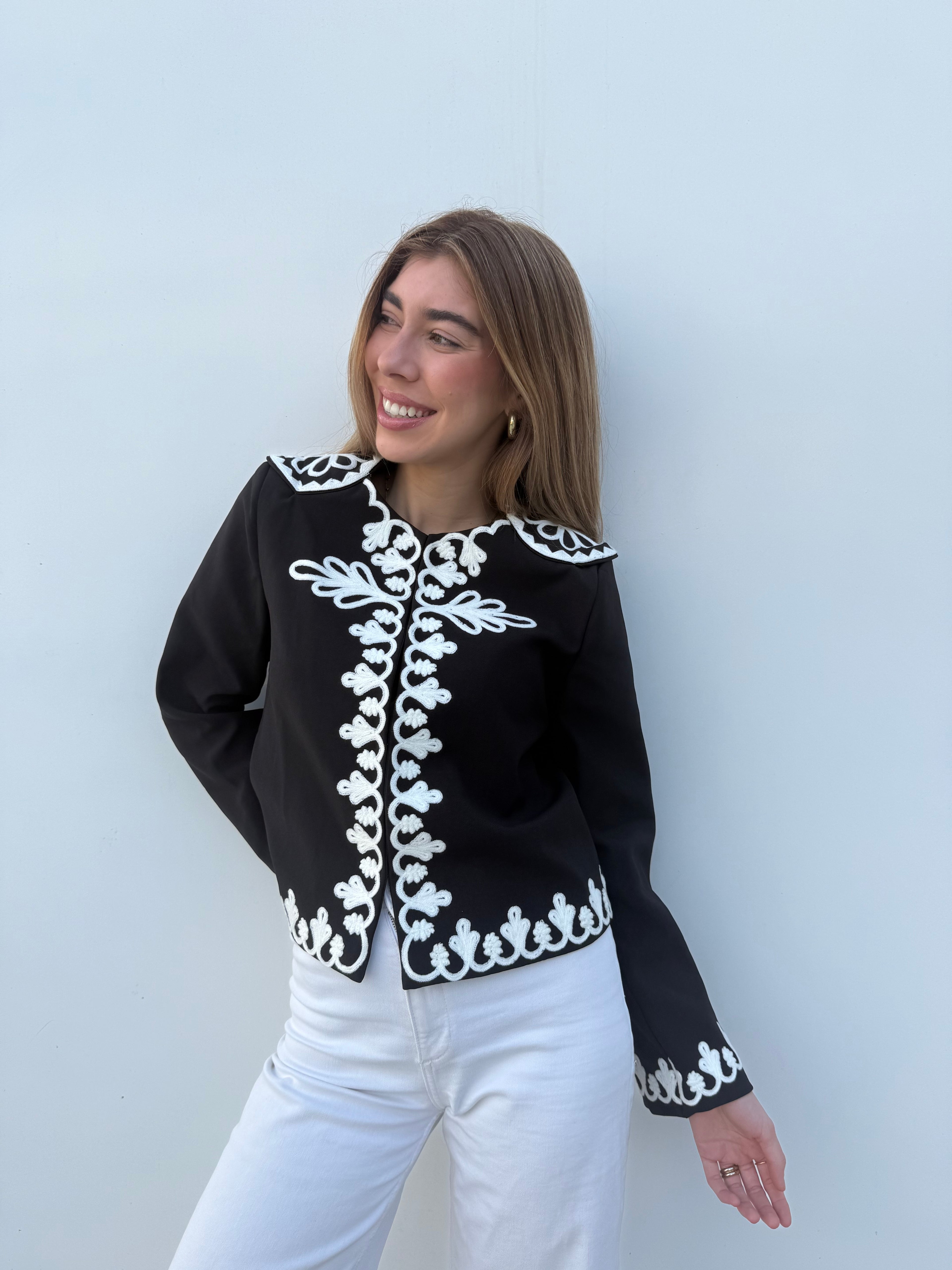 Chaqueta Bordada Negra