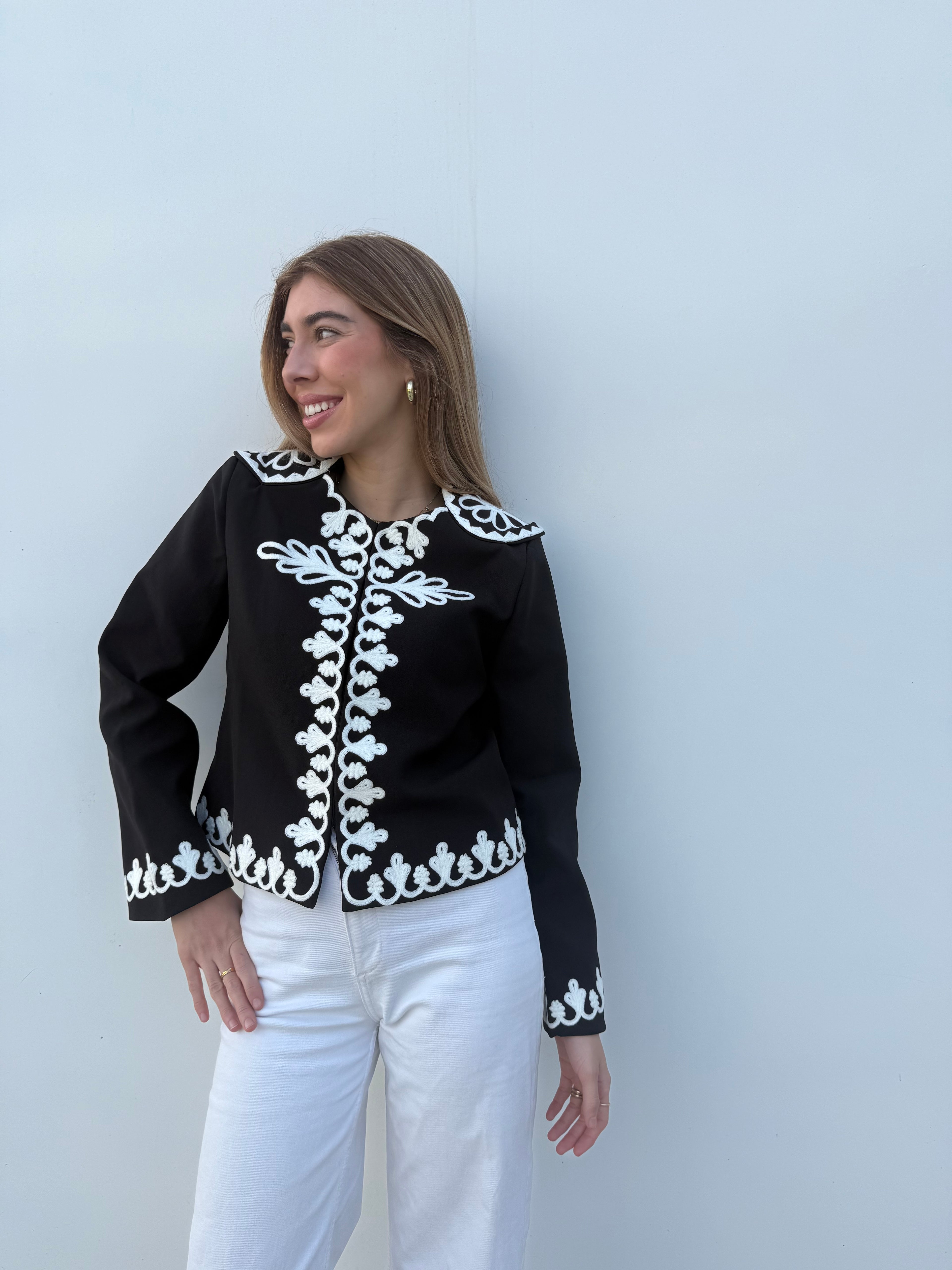Chaqueta Bordada Negra